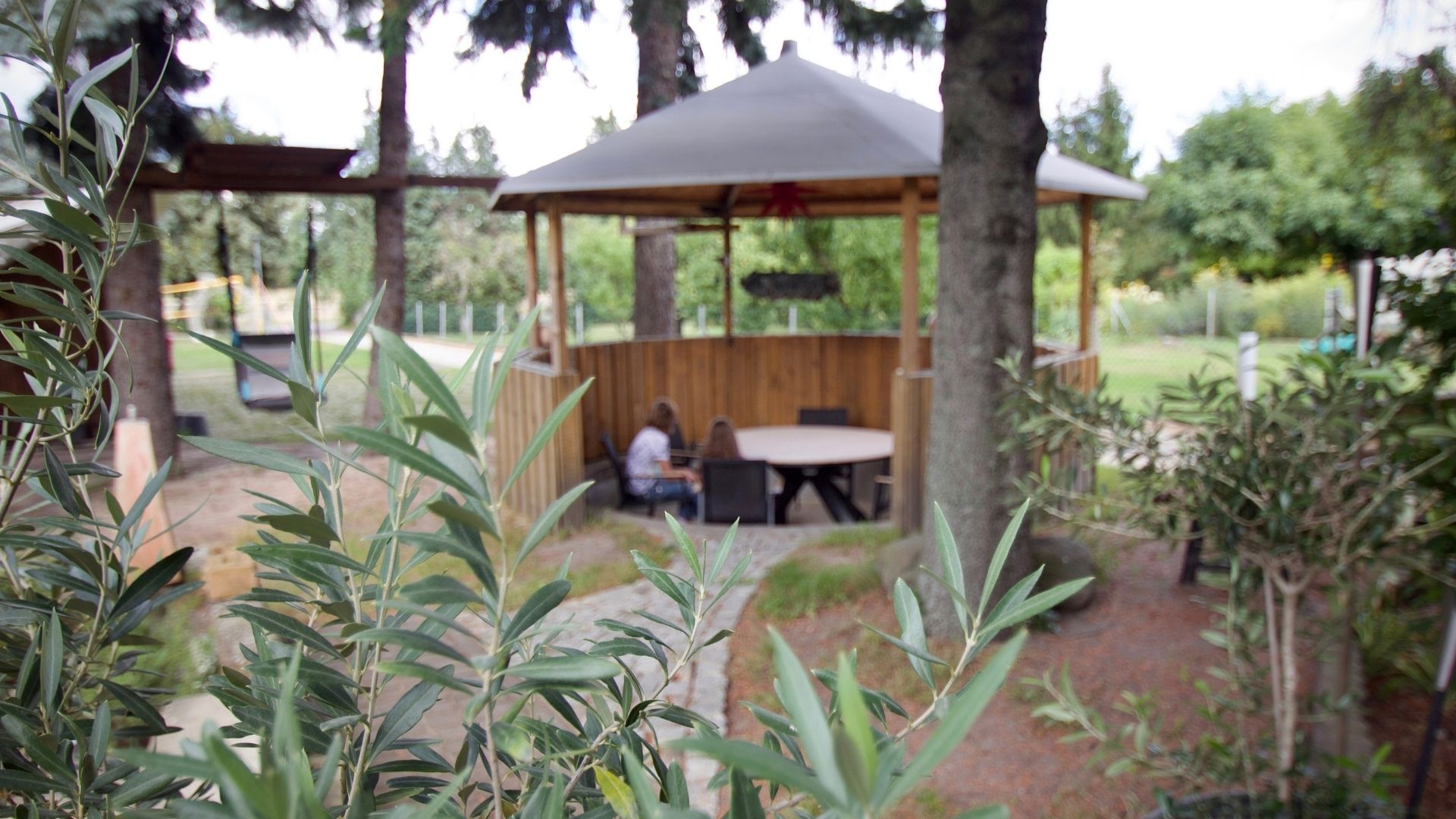Überdachter Sitzplatz im großen Garten